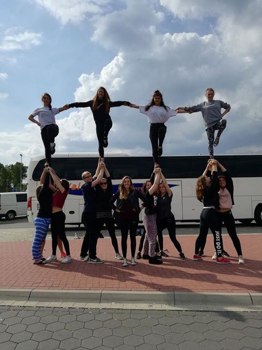 Beine vertreten wie ein Cheerleader. DMC ist nun rund 100 km vor dem Ziel.